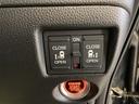 リアドアは乗り降りに便利な両側電動スライドドアです。また運転席に座っていながらスイッチ操作で自在にスライドドアを開け閉めできます。