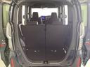 開口部も広く荷物の積み下ろしもしやすいお車となっております。シートの背もたれは5:5の割合で背もたれを可倒でき、前後のシートスライドもできるので荷室をひろげることができます。