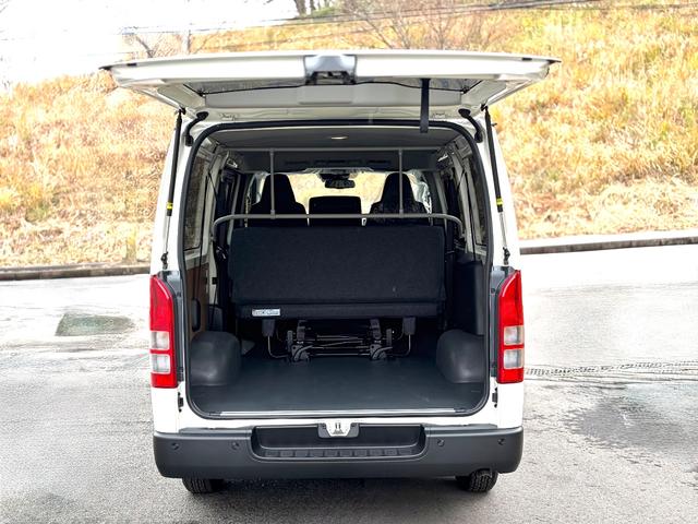 ハイエースバン ロングＤＸ　登録済未使用　９人乗　４ＷＤ　助手席エアバック　リヤヒーター　リアクーラー　プライバシーガラス　クローザー　バックカメラインナーミラー　トヨタセーフティーセンス　クリアランスソナー　ＡＣ１００Ｖ電源（9枚目）