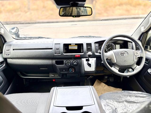 ハイエースバン ロングＤＸ　登録済未使用　９人乗　４ＷＤ　助手席エアバック　リヤヒーター　リアクーラー　プライバシーガラス　クローザー　バックカメラインナーミラー　トヨタセーフティーセンス　クリアランスソナー　ＡＣ１００Ｖ電源（10枚目）
