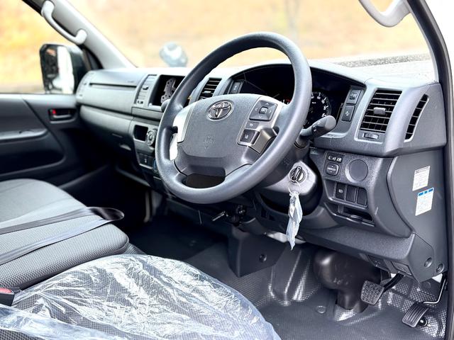 ハイエースバン ロングＤＸ　登録済未使用　９人乗　４ＷＤ　助手席エアバック　リヤヒーター　リアクーラー　プライバシーガラス　クローザー　バックカメラインナーミラー　トヨタセーフティーセンス　クリアランスソナー　ＡＣ１００Ｖ電源（11枚目）
