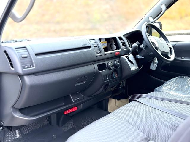 ハイエースバン ロングＤＸ　登録済未使用　９人乗　４ＷＤ　助手席エアバック　リヤヒーター　リアクーラー　プライバシーガラス　クローザー　バックカメラインナーミラー　トヨタセーフティーセンス　クリアランスソナー　ＡＣ１００Ｖ電源（12枚目）