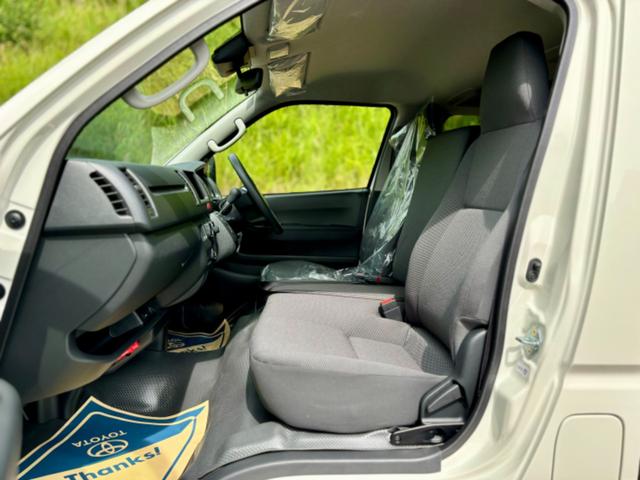 ハイエースバン ロングＤＸ　登録済未使用　９人乗　４ＷＤ　助手席エアバック　リヤヒーター　リアクーラー　プライバシーガラス　クローザー　バックカメラインナーミラー　トヨタセーフティーセンス　クリアランスソナー　ＡＣ１００Ｖ電源（14枚目）