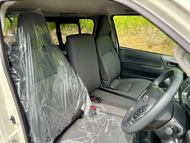 ハイエースバン ロングＤＸ　登録済未使用　９人乗　４ＷＤ　助手席エアバック　リヤヒーター　リアクーラー　プライバシーガラス　クローザー　バックカメラインナーミラー　トヨタセーフティーセンス　クリアランスソナー　ＡＣ１００Ｖ電源（16枚目）