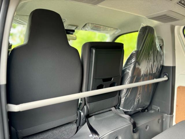 ハイエースバン ロングＤＸ　登録済未使用　９人乗　４ＷＤ　助手席エアバック　リヤヒーター　リアクーラー　プライバシーガラス　クローザー　バックカメラインナーミラー　トヨタセーフティーセンス　クリアランスソナー　ＡＣ１００Ｖ電源（17枚目）