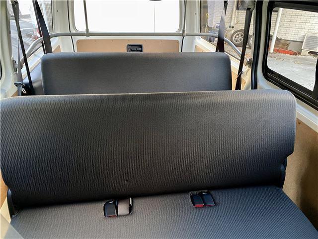 ハイエースバン ロングＤＸ　登録済未使用　９人乗　４ＷＤ　助手席エアバック　リヤヒーター　リアクーラー　プライバシーガラス　クローザー　バックカメラインナーミラー　トヨタセーフティーセンス　クリアランスソナー　ＡＣ１００Ｖ電源（18枚目）