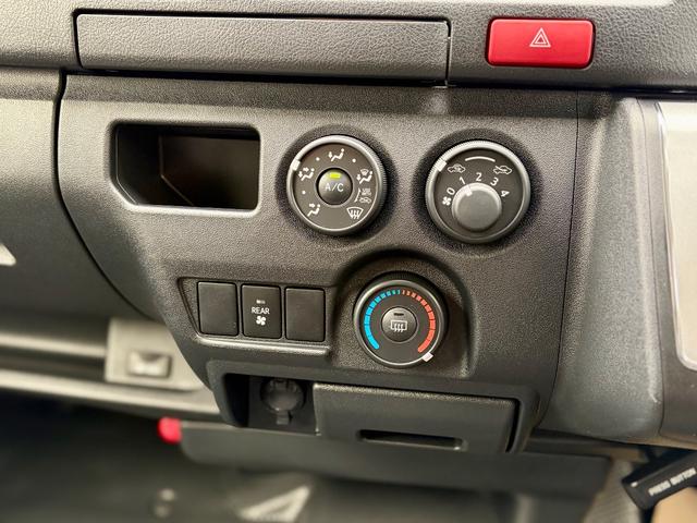 ハイエースバン ロングＤＸ　登録済未使用　９人乗　４ＷＤ　助手席エアバック　リヤヒーター　リアクーラー　プライバシーガラス　クローザー　バックカメラインナーミラー　トヨタセーフティーセンス　クリアランスソナー　ＡＣ１００Ｖ電源（23枚目）