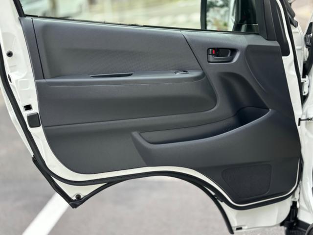 ハイエースバン ロングＤＸ　登録済未使用　９人乗　４ＷＤ　助手席エアバック　リヤヒーター　リアクーラー　プライバシーガラス　クローザー　バックカメラインナーミラー　トヨタセーフティーセンス　クリアランスソナー　ＡＣ１００Ｖ電源（30枚目）