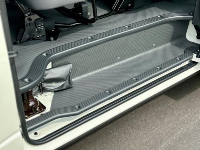 ハイエースバン ロングＤＸ　登録済未使用　９人乗　４ＷＤ　助手席エアバック　リヤヒーター　リアクーラー　プライバシーガラス　クローザー　バックカメラインナーミラー　トヨタセーフティーセンス　クリアランスソナー　ＡＣ１００Ｖ電源（36枚目）