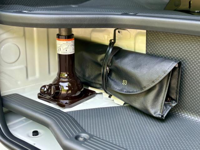 ハイエースバン ロングＤＸ　登録済未使用　９人乗　４ＷＤ　助手席エアバック　リヤヒーター　リアクーラー　プライバシーガラス　クローザー　バックカメラインナーミラー　トヨタセーフティーセンス　クリアランスソナー　ＡＣ１００Ｖ電源（38枚目）