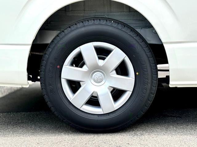 ハイエースバン ロングＤＸ　登録済未使用　９人乗　４ＷＤ　助手席エアバック　リヤヒーター　リアクーラー　プライバシーガラス　クローザー　バックカメラインナーミラー　トヨタセーフティーセンス　クリアランスソナー　ＡＣ１００Ｖ電源（50枚目）