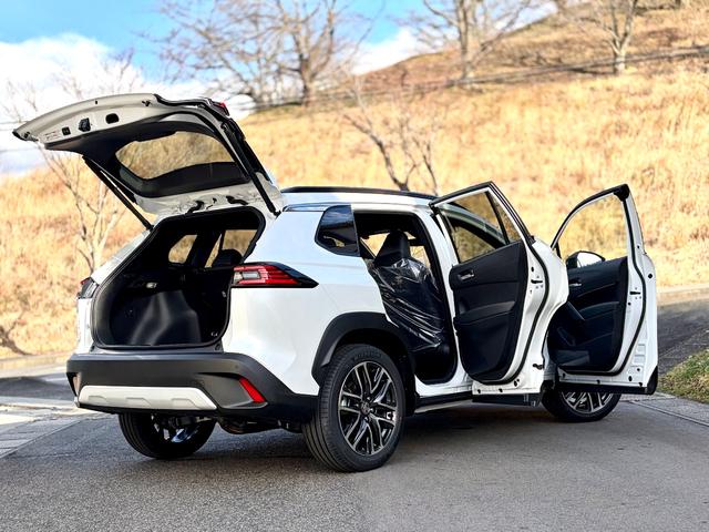 カローラクロス ハイブリッド　Ｚ　登録済未使用　４ＷＤ　寒冷地仕様パノラマルーフ　１０．５インチディスプレイオーディオＰＬＵＳ　フルセグ　ＡＣ１００Ｖ１５００Ｗ電源　本革パワーシート　シートヒーター＋ベンチレーション＋ハンドルヒーター（8枚目）