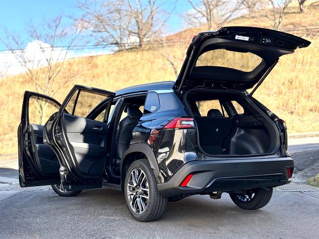 カローラクロス ハイブリッド　Ｚ　登録済未使用　４ＷＤ　寒冷地仕様　パノラマルーフ　トヨタチームメイト　ディスプレイオーディオＰＬＵＳ　パノラマビュー　ＡＣ１００Ｖ１５００Ｗ電源　本革シートヒーター＋ベンチレーション＋ハンドルヒーター（8枚目）