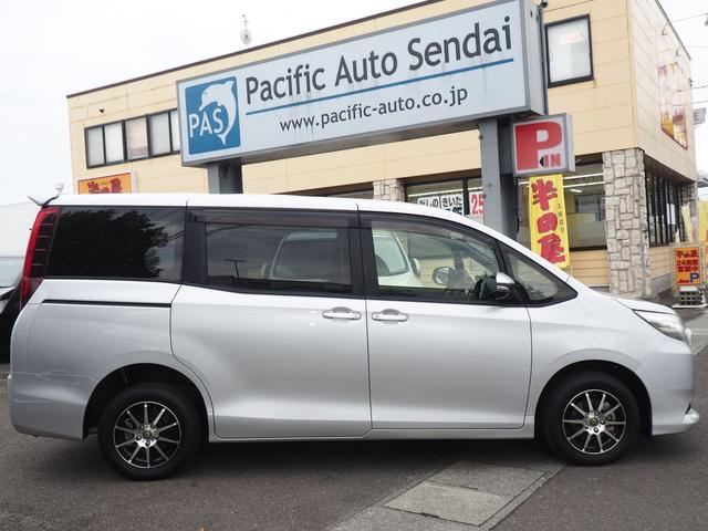 ノア ４ＷＤ　Ｘ　ＳＤナビ　バックカメラ　両側電動ドア　７人乗り　スマートキー　ＬＥＤライト　フォグランプ　１５インチアルミ　地デジＴＶ　Ｂｌｕｅｔｏｏｔｈ　ＤＶＤ　ＣＤ録音　横滑り防止ＶＳＣ　リアヒーター　純正エンジンスターター　フロントガラス熱線　ＥＴＣ　禁煙車（4枚目）