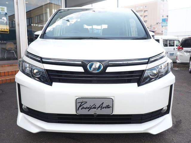 ヴォクシー ハイブリッドV 純正8型画面ナビ 後席モニター 両側電動ドア スマートキー 7人乗り LEDライト 革巻ハンドル 地デジTV Bluetooth DVD CD録音 SD ETC バックカメラ クルコン 横滑り防止 リアヒーター シートヒーター 純正エンスタ 禁煙(2枚目)