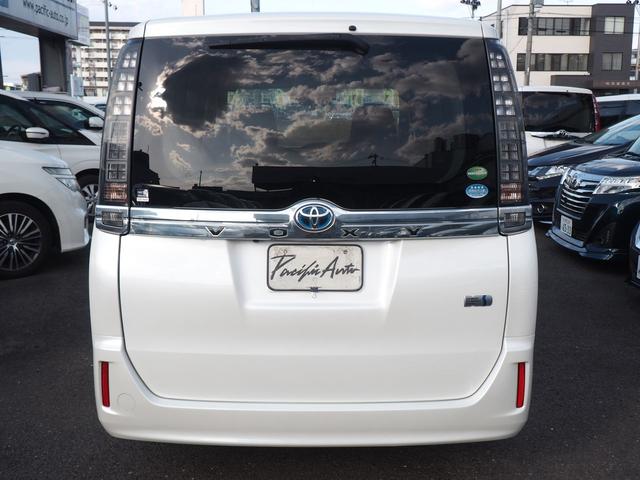 ヴォクシー ハイブリッドV 純正8型画面ナビ 後席モニター 両側電動ドア スマートキー 7人乗り LEDライト 革巻ハンドル 地デジTV Bluetooth DVD CD録音 SD ETC バックカメラ クルコン 横滑り防止 リアヒーター シートヒーター 純正エンスタ 禁煙(3枚目)