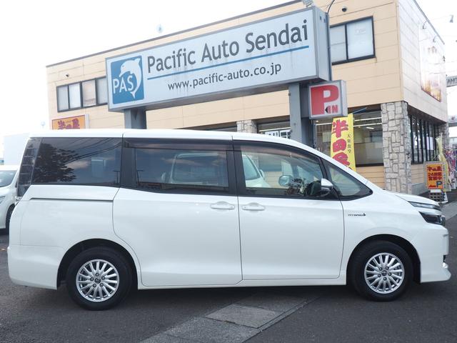 ヴォクシー ハイブリッドV 純正8型画面ナビ 後席モニター 両側電動ドア スマートキー 7人乗り LEDライト 革巻ハンドル 地デジTV Bluetooth DVD CD録音 SD ETC バックカメラ クルコン 横滑り防止 リアヒーター シートヒーター 純正エンスタ 禁煙(4枚目)