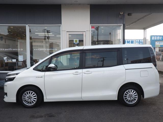 ヴォクシー ハイブリッドV 純正8型画面ナビ 後席モニター 両側電動ドア スマートキー 7人乗り LEDライト 革巻ハンドル 地デジTV Bluetooth DVD CD録音 SD ETC バックカメラ クルコン 横滑り防止 リアヒーター シートヒーター 純正エンスタ 禁煙(5枚目)