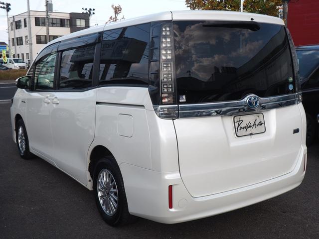 ヴォクシー ハイブリッドV 純正8型画面ナビ 後席モニター 両側電動ドア スマートキー 7人乗り LEDライト 革巻ハンドル 地デジTV Bluetooth DVD CD録音 SD ETC バックカメラ クルコン 横滑り防止 リアヒーター シートヒーター 純正エンスタ 禁煙(9枚目)