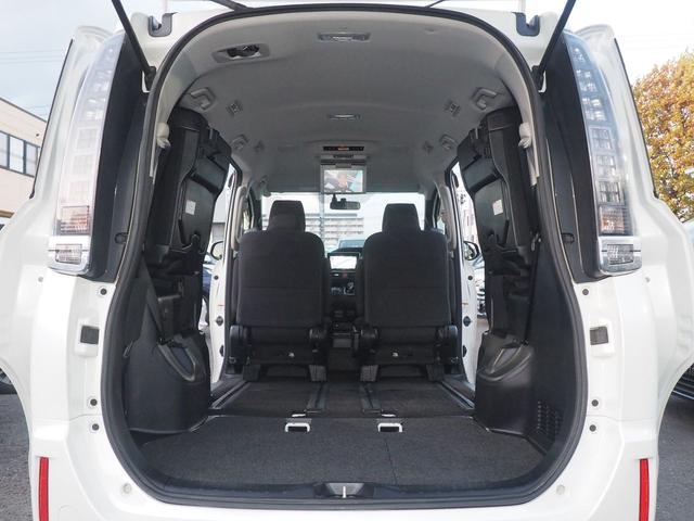 ヴォクシー ハイブリッドV 純正8型画面ナビ 後席モニター 両側電動ドア スマートキー 7人乗り LEDライト 革巻ハンドル 地デジTV Bluetooth DVD CD録音 SD ETC バックカメラ クルコン 横滑り防止 リアヒーター シートヒーター 純正エンスタ 禁煙(14枚目)