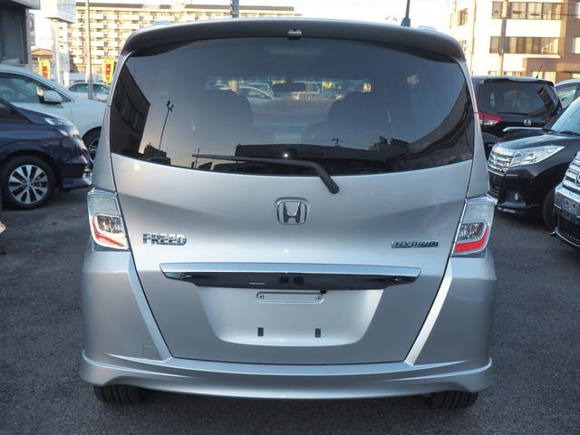 フリードハイブリッド ハイブリッド　９型ナビ　バックカメラ　電動ドア　６人乗り　２列目キャプテンシート　右側オートクロージャードア　社外１７インチアルミ　純正エアロ　テールゲートスポイラー　ＬＥＤテール　キーレス　地デジＴＶ　ＣＤ録音　ＳＤオーディオ　横滑り防止　ＥＴＣ　禁煙車（3枚目）