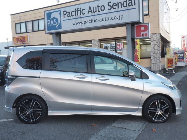 フリードハイブリッド ハイブリッド　９型ナビ　バックカメラ　電動ドア　６人乗り　２列目キャプテンシート　右側オートクロージャードア　社外１７インチアルミ　純正エアロ　テールゲートスポイラー　ＬＥＤテール　キーレス　地デジＴＶ　ＣＤ録音　ＳＤオーディオ　横滑り防止　ＥＴＣ　禁煙車（4枚目）