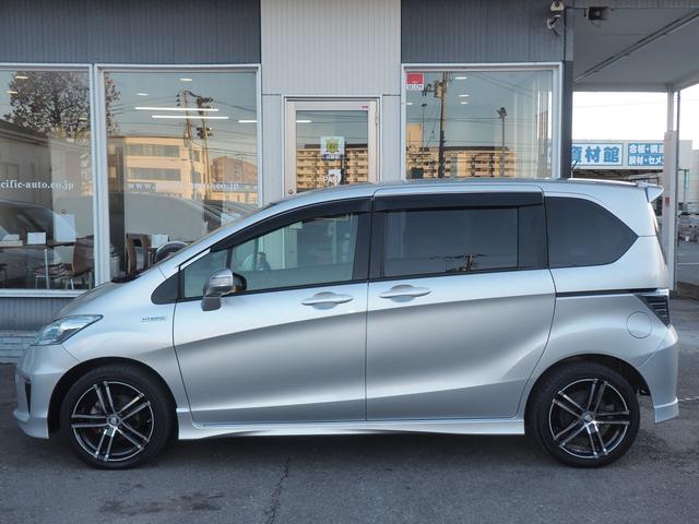 フリードハイブリッド ハイブリッド　９型ナビ　バックカメラ　電動ドア　６人乗り　２列目キャプテンシート　右側オートクロージャードア　社外１７インチアルミ　純正エアロ　テールゲートスポイラー　ＬＥＤテール　キーレス　地デジＴＶ　ＣＤ録音　ＳＤオーディオ　横滑り防止　ＥＴＣ　禁煙車（5枚目）