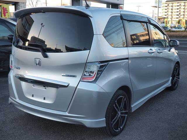 フリードハイブリッド ハイブリッド　９型ナビ　バックカメラ　電動ドア　６人乗り　２列目キャプテンシート　右側オートクロージャードア　社外１７インチアルミ　純正エアロ　テールゲートスポイラー　ＬＥＤテール　キーレス　地デジＴＶ　ＣＤ録音　ＳＤオーディオ　横滑り防止　ＥＴＣ　禁煙車（8枚目）