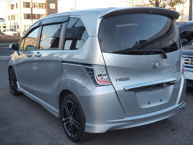 フリードハイブリッド ハイブリッド　９型ナビ　バックカメラ　電動ドア　６人乗り　２列目キャプテンシート　右側オートクロージャードア　社外１７インチアルミ　純正エアロ　テールゲートスポイラー　ＬＥＤテール　キーレス　地デジＴＶ　ＣＤ録音　ＳＤオーディオ　横滑り防止　ＥＴＣ　禁煙車（9枚目）