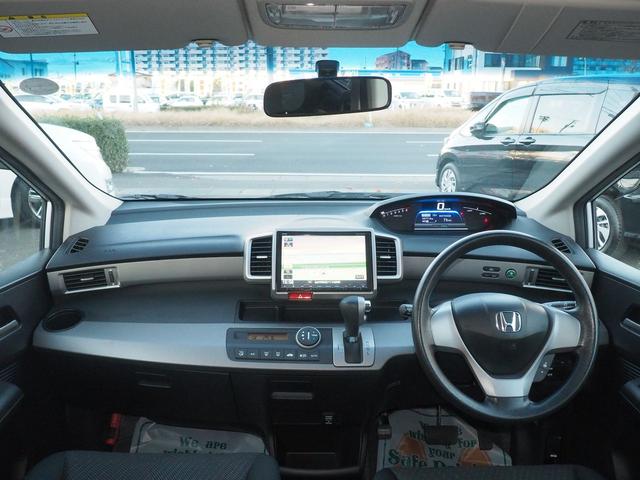 フリードハイブリッド ハイブリッド　９型ナビ　バックカメラ　電動ドア　６人乗り　２列目キャプテンシート　右側オートクロージャードア　社外１７インチアルミ　純正エアロ　テールゲートスポイラー　ＬＥＤテール　キーレス　地デジＴＶ　ＣＤ録音　ＳＤオーディオ　横滑り防止　ＥＴＣ　禁煙車（10枚目）