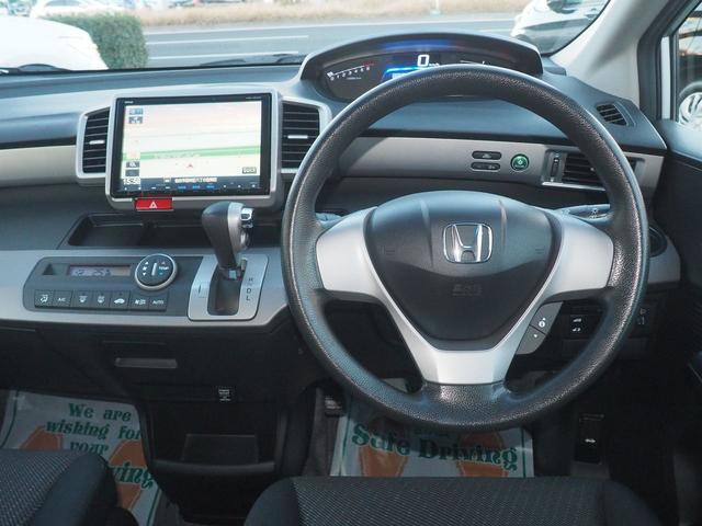 フリードハイブリッド ハイブリッド　９型ナビ　バックカメラ　電動ドア　６人乗り　２列目キャプテンシート　右側オートクロージャードア　社外１７インチアルミ　純正エアロ　テールゲートスポイラー　ＬＥＤテール　キーレス　地デジＴＶ　ＣＤ録音　ＳＤオーディオ　横滑り防止　ＥＴＣ　禁煙車（11枚目）