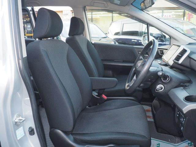 フリードハイブリッド ハイブリッド　９型ナビ　バックカメラ　電動ドア　６人乗り　２列目キャプテンシート　右側オートクロージャードア　社外１７インチアルミ　純正エアロ　テールゲートスポイラー　ＬＥＤテール　キーレス　地デジＴＶ　ＣＤ録音　ＳＤオーディオ　横滑り防止　ＥＴＣ　禁煙車（12枚目）