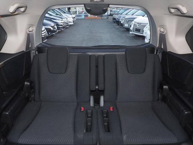 フリードハイブリッド ハイブリッド　９型ナビ　バックカメラ　電動ドア　６人乗り　２列目キャプテンシート　右側オートクロージャードア　社外１７インチアルミ　純正エアロ　テールゲートスポイラー　ＬＥＤテール　キーレス　地デジＴＶ　ＣＤ録音　ＳＤオーディオ　横滑り防止　ＥＴＣ　禁煙車（14枚目）