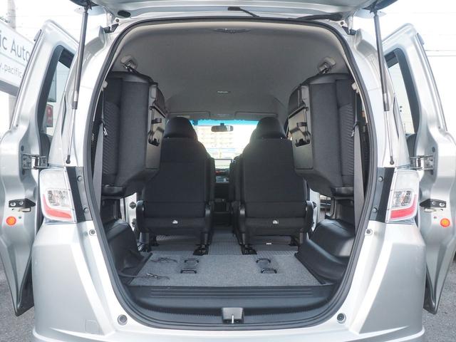 フリードハイブリッド ハイブリッド　９型ナビ　バックカメラ　電動ドア　６人乗り　２列目キャプテンシート　右側オートクロージャードア　社外１７インチアルミ　純正エアロ　テールゲートスポイラー　ＬＥＤテール　キーレス　地デジＴＶ　ＣＤ録音　ＳＤオーディオ　横滑り防止　ＥＴＣ　禁煙車（15枚目）