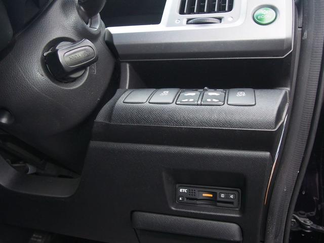 ステップワゴンスパーダ 後期　Ｚ　９型ナビ　後席モニター　両側電動ドア　新品黒革仕様　７人乗り　スマートキー　ＨＩＤライト　純正１６インチアルミ　革巻ハンドル　地デジＴＶ　ＵＳＢ　ＣＤ録音　ＤＶＤ　ＳＤ　バックカメラ　ＥＴＣ　クルコン　横滑り防止　ｉ－ＳＴＯＰ　関東１オーナー　禁煙車（23枚目）