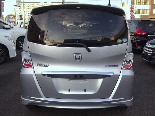 フリードハイブリッド ジャストセレクション　ＨＤＤナビ　後席モニター　バックカメラ　電動ドア　６人乗り　スマートキー　２列目キャプテンシート　右側オートクロージャードア　純正エアロ　ＨＩＤライト　ウィンカードアミラー　１セグＴＶ　ＤＶＤ　ＣＤ録音　クルコン　横滑り防止　ＥＴＣ　禁煙車（3枚目）