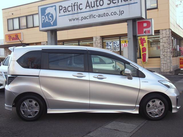 フリードハイブリッド ジャストセレクション　ＨＤＤナビ　後席モニター　バックカメラ　電動ドア　６人乗り　スマートキー　２列目キャプテンシート　右側オートクロージャードア　純正エアロ　ＨＩＤライト　ウィンカードアミラー　１セグＴＶ　ＤＶＤ　ＣＤ録音　クルコン　横滑り防止　ＥＴＣ　禁煙車（4枚目）