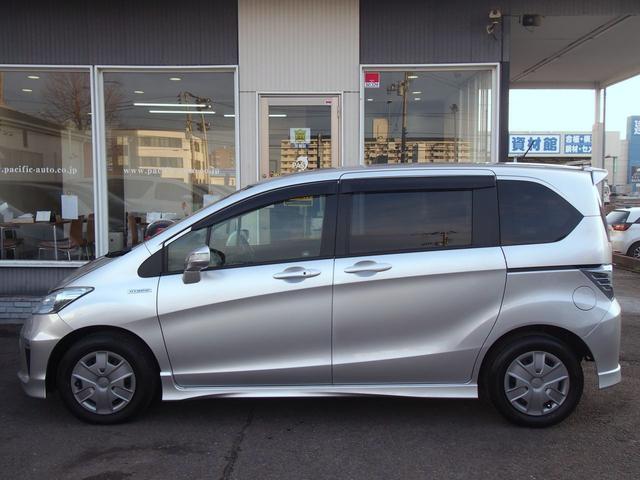 フリードハイブリッド ジャストセレクション　ＨＤＤナビ　後席モニター　バックカメラ　電動ドア　６人乗り　スマートキー　２列目キャプテンシート　右側オートクロージャードア　純正エアロ　ＨＩＤライト　ウィンカードアミラー　１セグＴＶ　ＤＶＤ　ＣＤ録音　クルコン　横滑り防止　ＥＴＣ　禁煙車（5枚目）