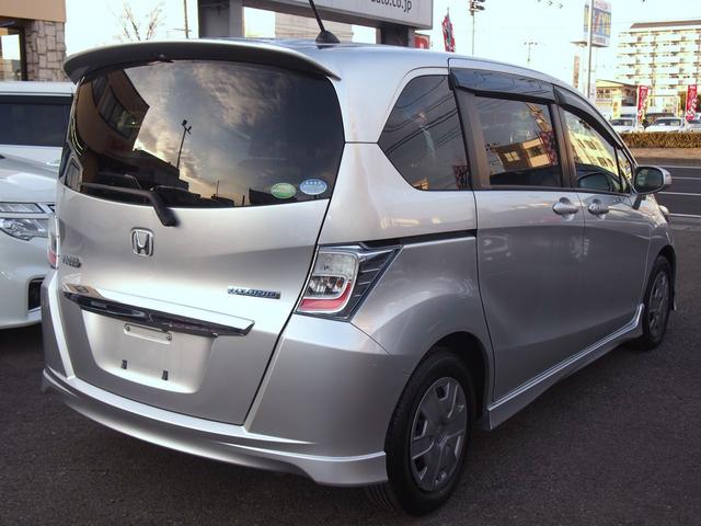 フリードハイブリッド ジャストセレクション　ＨＤＤナビ　後席モニター　バックカメラ　電動ドア　６人乗り　スマートキー　２列目キャプテンシート　右側オートクロージャードア　純正エアロ　ＨＩＤライト　ウィンカードアミラー　１セグＴＶ　ＤＶＤ　ＣＤ録音　クルコン　横滑り防止　ＥＴＣ　禁煙車（8枚目）