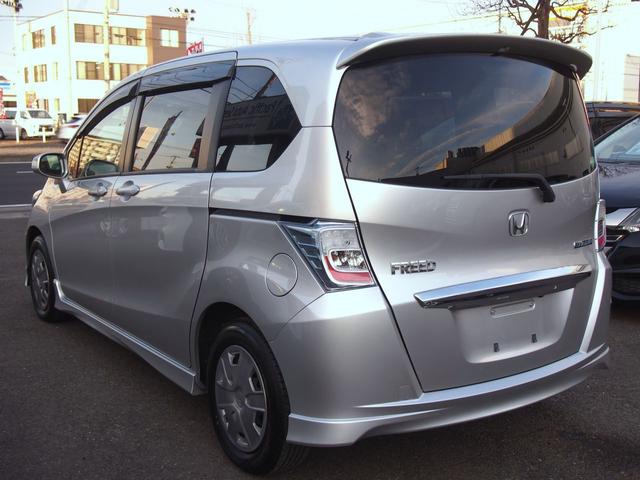 フリードハイブリッド ジャストセレクション　ＨＤＤナビ　後席モニター　バックカメラ　電動ドア　６人乗り　スマートキー　２列目キャプテンシート　右側オートクロージャードア　純正エアロ　ＨＩＤライト　ウィンカードアミラー　１セグＴＶ　ＤＶＤ　ＣＤ録音　クルコン　横滑り防止　ＥＴＣ　禁煙車（9枚目）