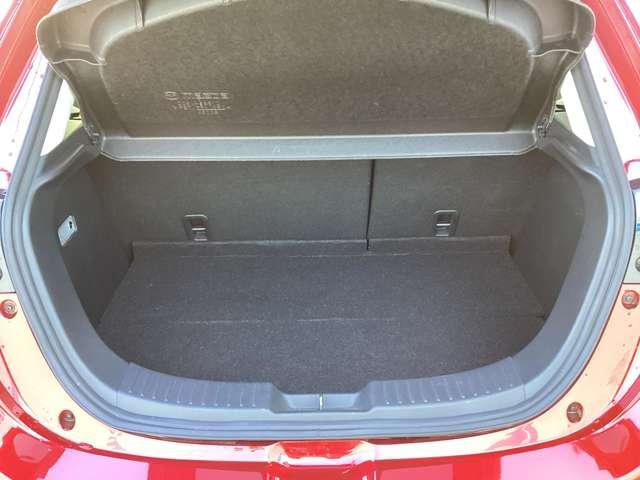 �g�����N���[���͂Q�l���̉ו����x�͏\���ȃX�y�[�X���m�ۂ��Ă��܂��B