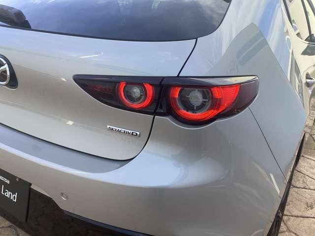 ���A�̃��C�g���V���[�v�Ŗڂ������f�U�C���ł��B