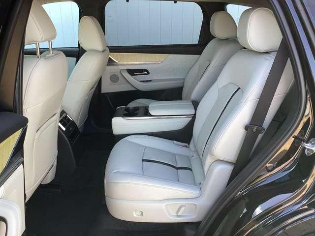 �Z�J���h�V�[�g�͌��݂�����A��l�̕����������h���C�u����Ă����ɂ����V�[�g�ɂȂ��Ă��܂��B