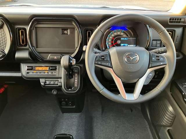 �h���C�o�[�𒆐S�ɑ���@���v��ނ����E�Ώ̂ɔz�u�����R�N�s�b�g�f�U�C���B�h�A�g������p�l���Ȃ͐�����̑��`�Ńh���C�o�[���^�]�ɏW���ł����ԂɁB�������Ə㎿�����Z�������������ꂽ��Ԃł��B