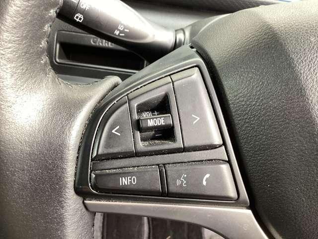 �X�e�A�����O���ɂ̓I�[�f�B�I�X�C�b�`���܂Ƃ߂Ĕz�u���Ă���A�^�]���̃I�[�f�B�I����ɂ��댯�����炵�Ă���܂��B