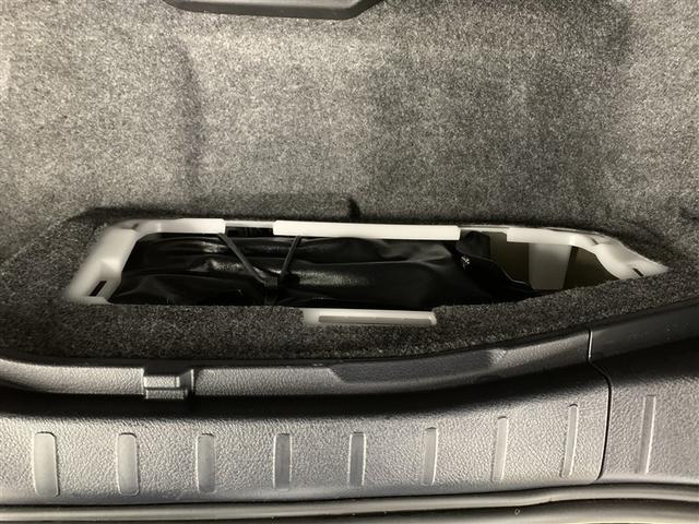 エスクァイア ハイブリッドGi プレミアムパッケージ フルセグ メモリーナビ DVD再生 後席モニター バックカメラ 衝突被害軽減システム ETC ドラレコ 両側電動スライド LEDヘッドランプ 乗車定員7人 3列シート ワンオーナー(13枚目)