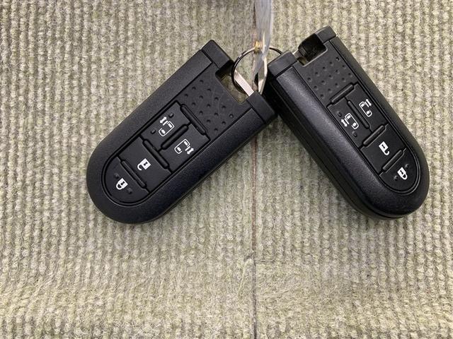 手荷物が多いときでも、スマートキーをバッグやポケットに携帯していれば、キーを取り出すことなくドアの解錠・施錠ができます