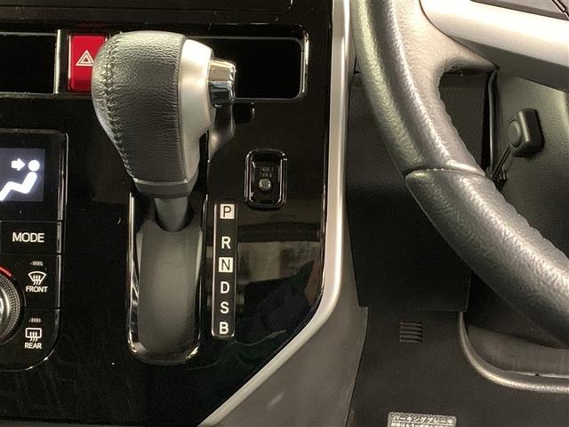 シフトレバーは扱いやすく、手になじむ形状です。