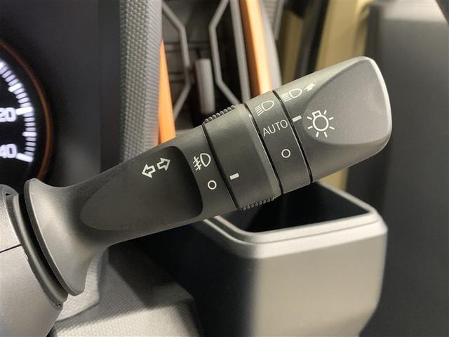 �I�[�g���C�g�����A�ԊO�̖��邳�ɉ����āA�����I�Ƀ��C�g�̓_���E�������s���܂��B