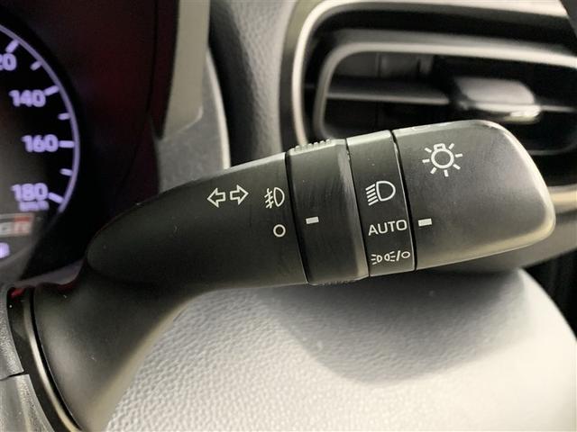 オートライト装備、車外の明るさに応じて、自動的にライトの点灯・消灯を行います。